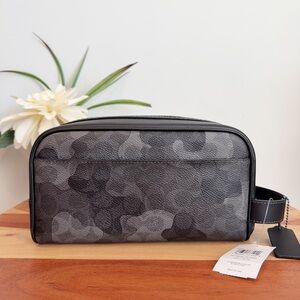 NWT Coach Small Travel Kit In Signature Camo Print